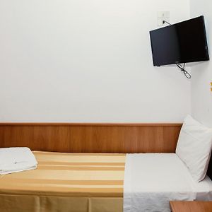 Kleines Zimmer mit zwei Einzelbetten